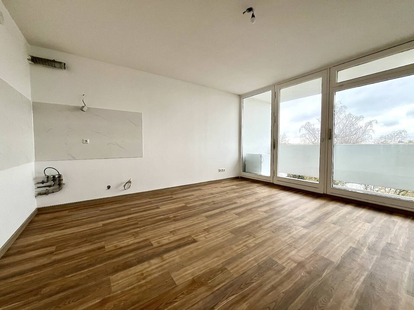 Wohnraum mit Blick auf Kochnische