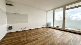 Wohnraum mit Blick auf Kochnische